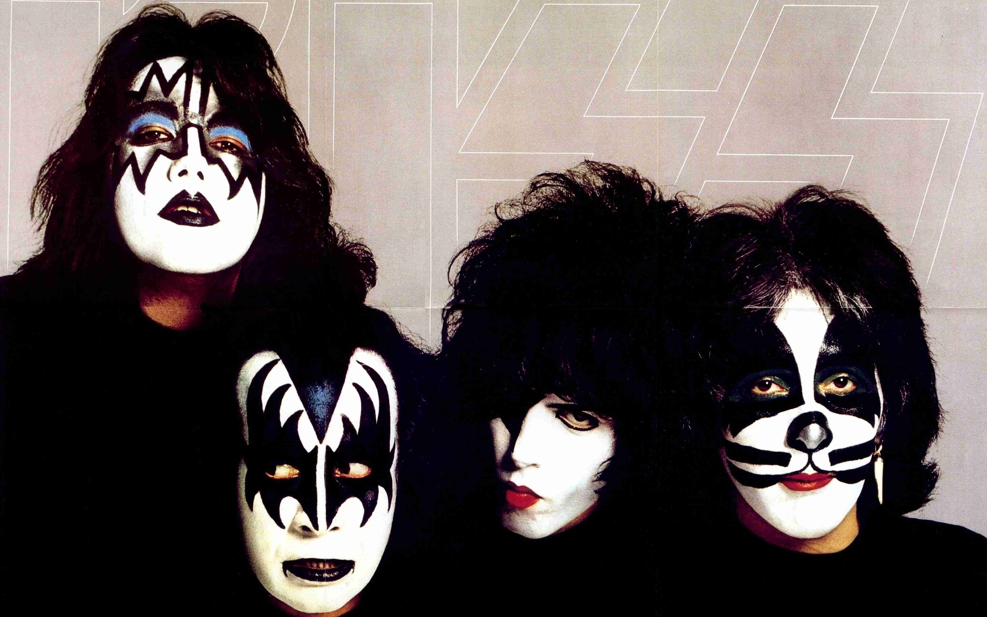 Gene Simmons 'KISS' Jatuh di Panggung